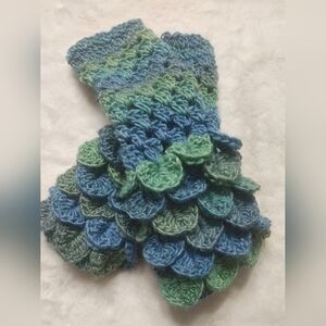 Handmade Crocheted Wool Fingerless Dragonscale Texting Gloves-Green/Blue